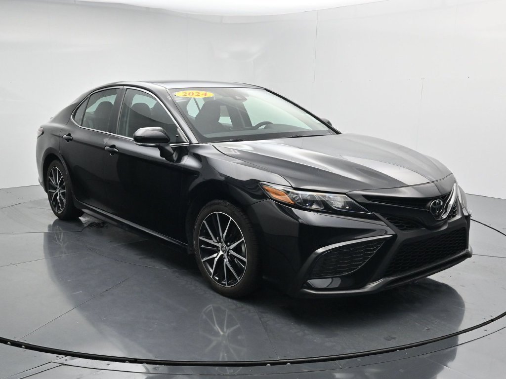 Used 2024 Toyota Camry SE FWD image 2