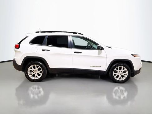 Used 2017 Jeep Cherokee Sport image 3