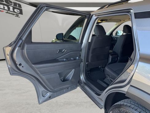 Used 2025 Nissan Pathfinder SV FWD image 31