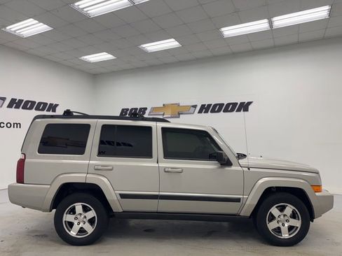 Used 2009 Jeep Commander Sport image 4