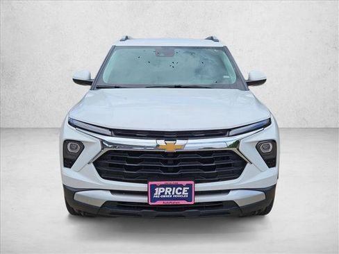 Used 2025 Chevrolet TrailBlazer LT AWD/4WD image 2