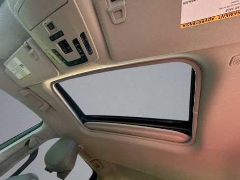 Used 2024 Toyota Sienna XLE FWD image 28
