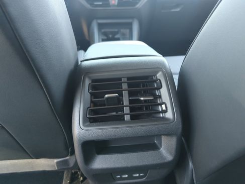 Certified 2025 Volkswagen Tiguan SE image 30