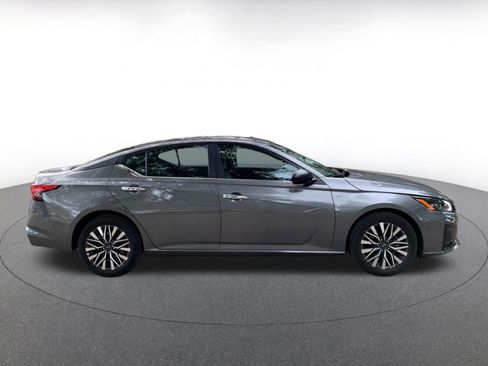 Used 2025 Nissan Altima 2.5 SV image 8