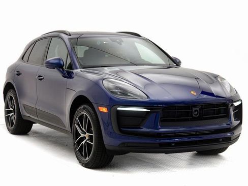 Certified 2025 Porsche Macan AWD/4WD image 30