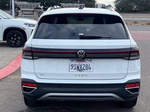 Used 2025 Volkswagen Taos SE FWD image 8