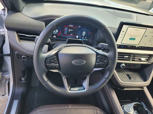 Certified 2025 Ford Explorer Platinum w/ LUX Leather Package image 30