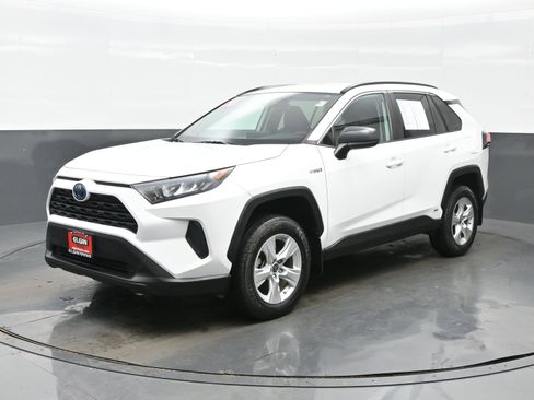 Used 2021 Toyota RAV4 LE image 2