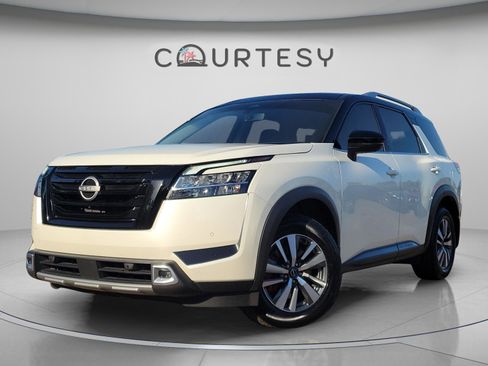 Certified 2024 Nissan Pathfinder SL image 1