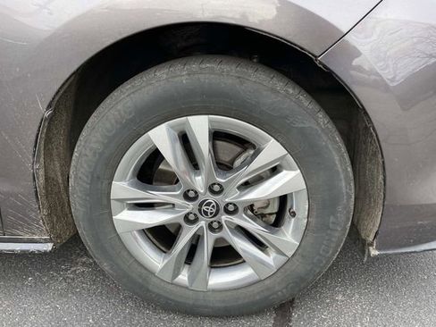 Used 2022 Toyota Sienna Limited image 8
