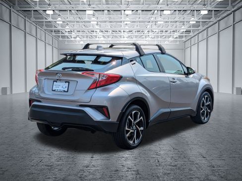 Used 2019 Toyota C-HR XLE FWD image 5