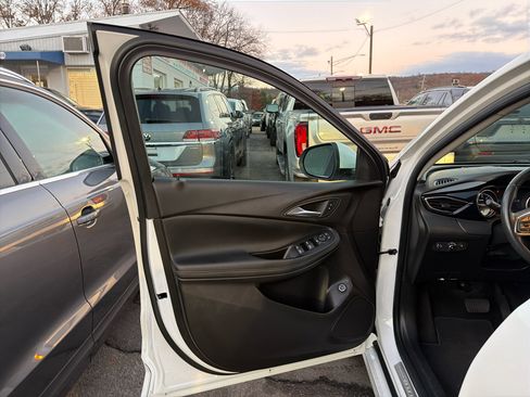 Used 2022 Buick Encore GX Select w/ Sport Touring Package image 17