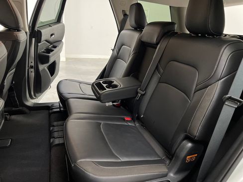Used 2025 Nissan Pathfinder SL FWD image 16