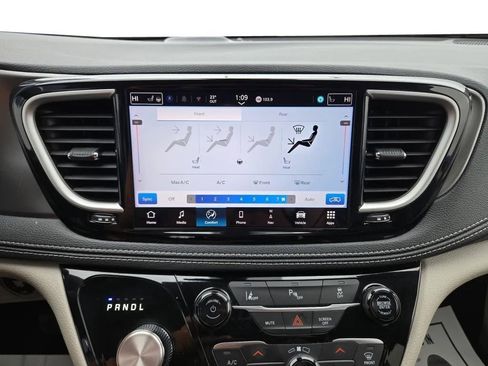 Used 2024 Chrysler Pacifica Select image 20