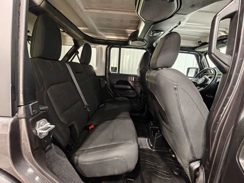 Used 2019 Jeep Wrangler Unlimited Sahara image 21