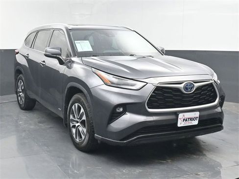 Used 2022 Toyota Highlander XLE image 1