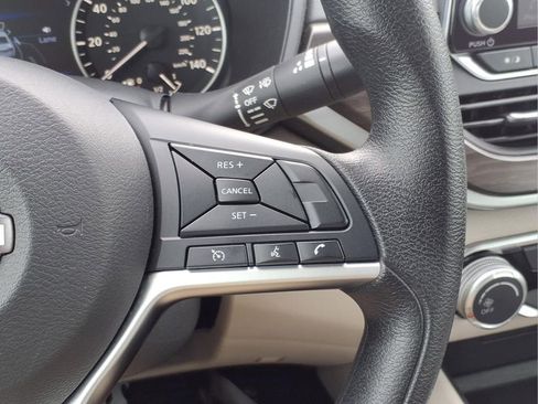 Used 2025 Nissan Altima 2.5 SV FWD image 17