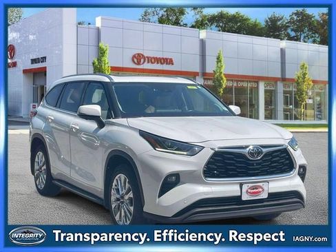 Used 2023 Toyota Highlander Limited AWD/4WD image 1