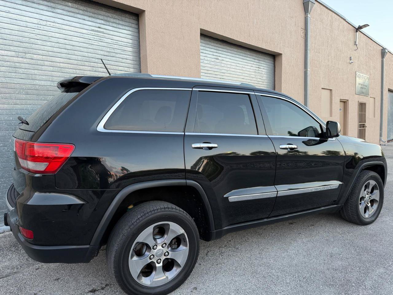 Used 2011 Jeep Grand Cherokee Overland AWD/4WD image 12
