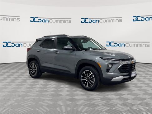 Used 2025 Chevrolet TrailBlazer LT image 2