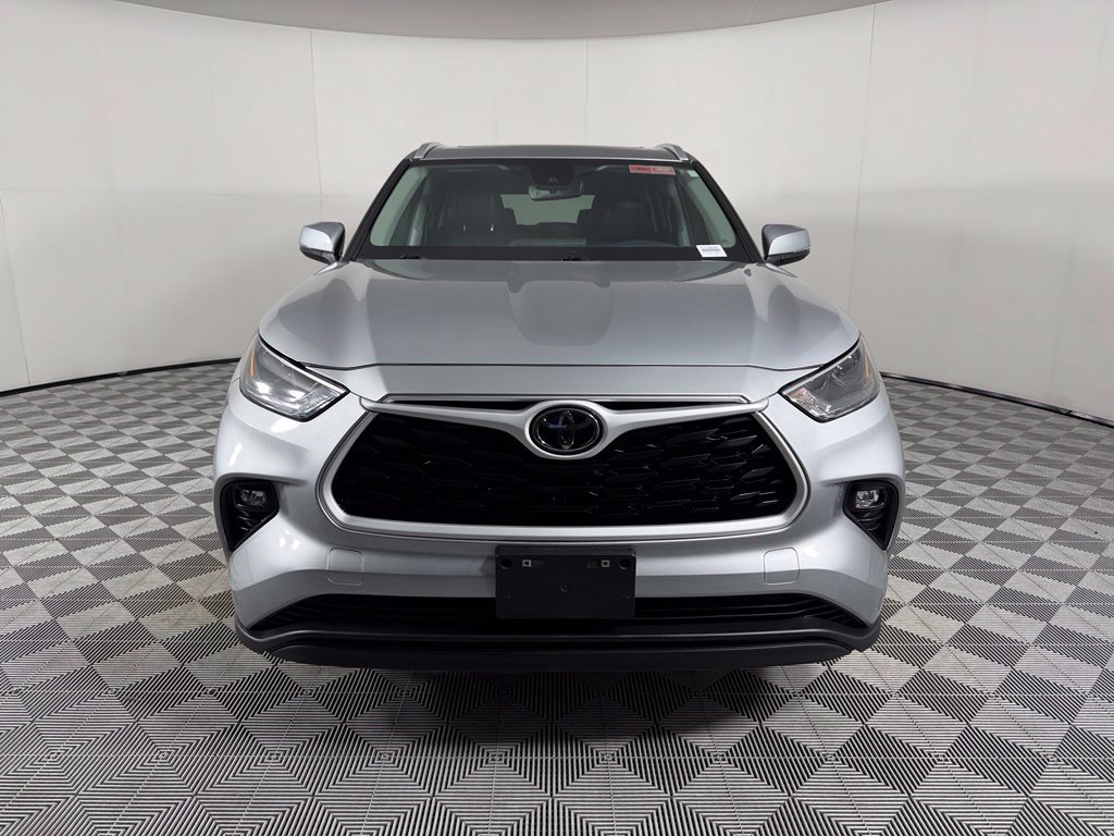 Used 2025 Toyota Highlander XLE FWD image 3
