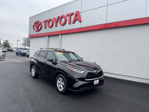 Used 2023 Toyota Highlander LE image 1