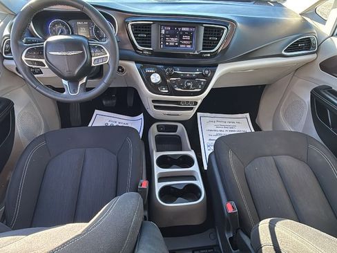 Used 2022 Chrysler Voyager LX image 14