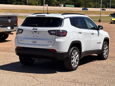 Used 2023 Jeep Compass Latitude w/ Sun and Sound Group AWD/4WD image 4