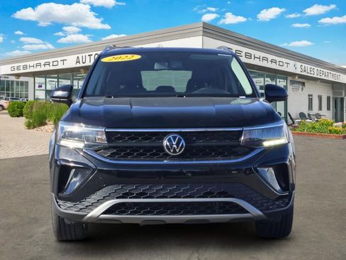 Used 2022 Volkswagen Taos SE w/ Panoramic Sunroof Package image 2
