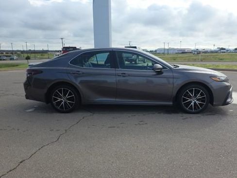 Used 2023 Toyota Camry SE FWD image 5