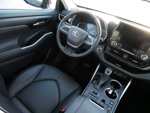 Certified 2024 Toyota Highlander XLE image 9