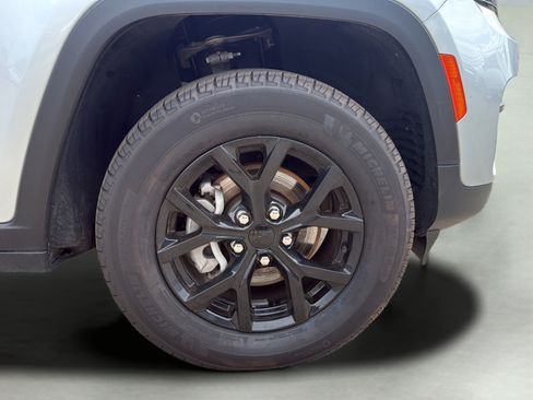 Used 2025 Jeep Grand Cherokee Altitude AWD/4WD image 9
