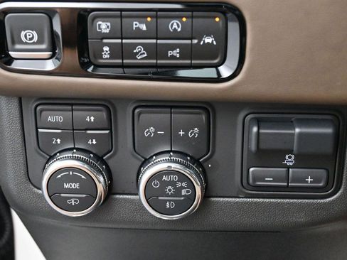 Used 2025 GMC Yukon Denali Ultimate AWD/4WD image 27