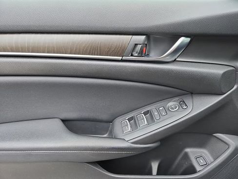 Used 2018 Honda Accord EX image 12