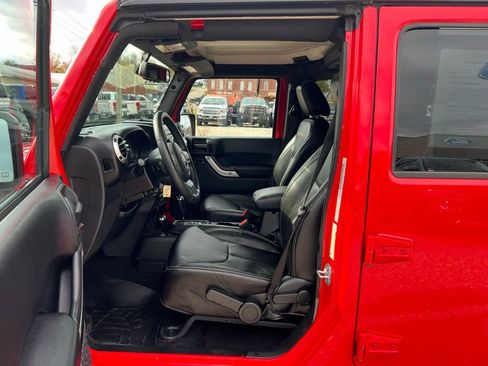 Used 2015 Jeep Wrangler Unlimited Sahara w/ Connectivity Group image 13