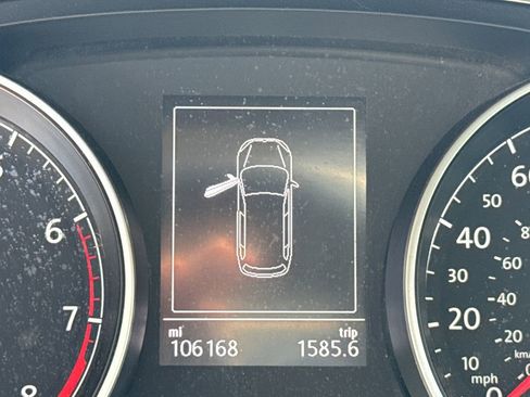 Used 2016 Volkswagen Golf S image 10