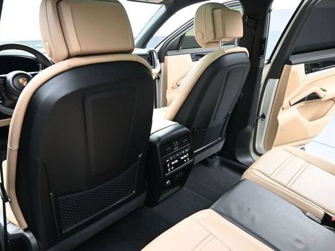 Used 2025 Porsche Cayenne AWD/4WD image 20