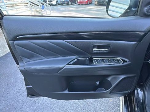 Used 2018 Mitsubishi Outlander SEL image 28