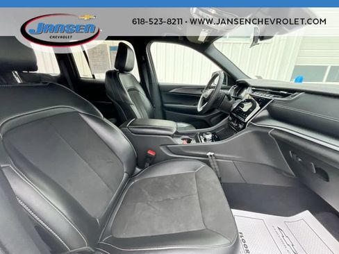 Used 2025 Jeep Grand Cherokee Altitude AWD/4WD image 27