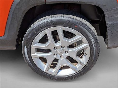 Used 2021 Jeep Renegade Latitude AWD/4WD image 9