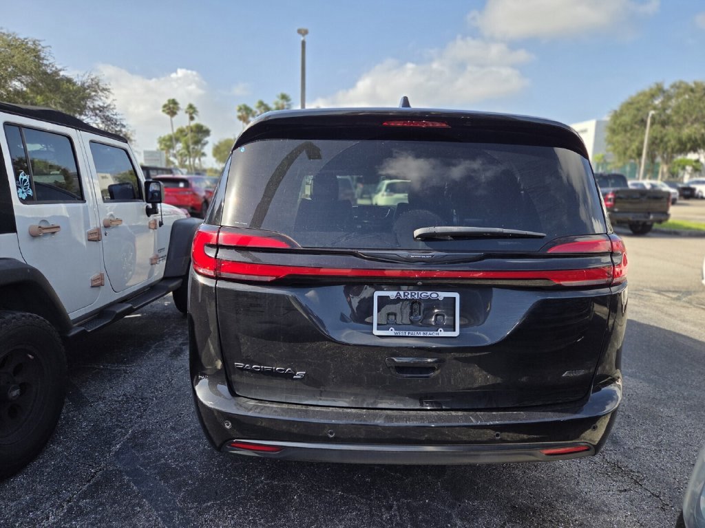 Used 2023 Chrysler Pacifica Touring-L w/ S Appearance Package AWD/4WD image 4