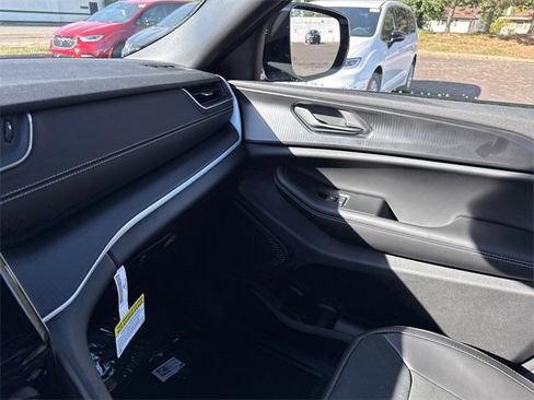 New 2025 Jeep Grand Cherokee Altitude image 24