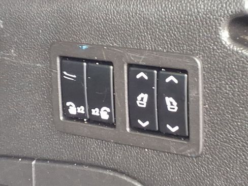 Used 2016 Chevrolet Suburban LT image 14