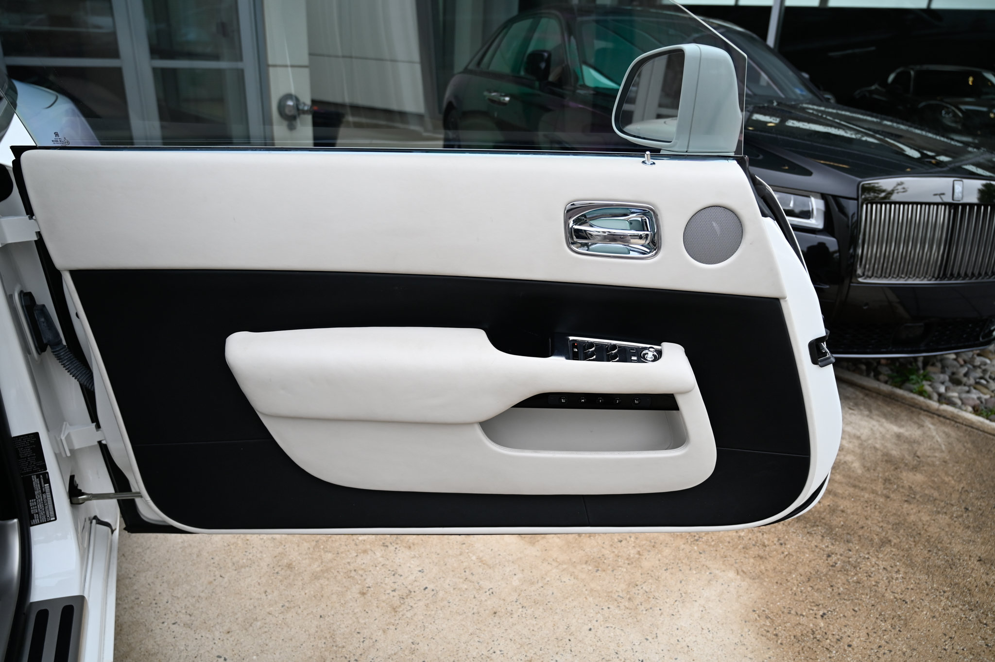 Used 2018 Rolls-Royce Dawn RWD image 22