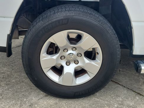 Used 2019 RAM 1500 Classic SLT w/ Luxury Group image 5