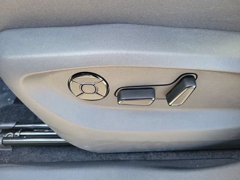 New 2026 Volkswagen Tiguan SE FWD image 19