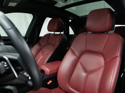 Certified 2024 Porsche Macan image 5