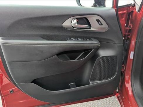 Used 2025 Chrysler Pacifica Select FWD image 13
