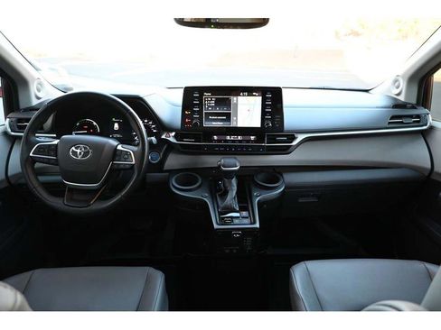 Used 2022 Toyota Sienna XLE image 22