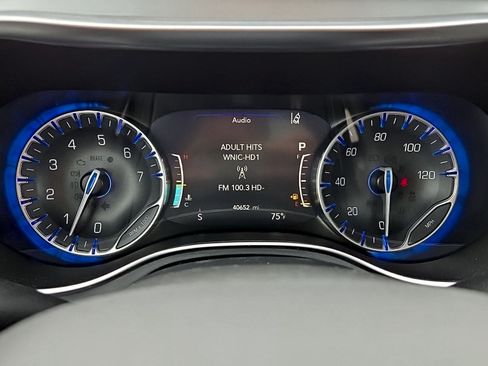 Used 2025 Chrysler Pacifica Limited FWD image 15